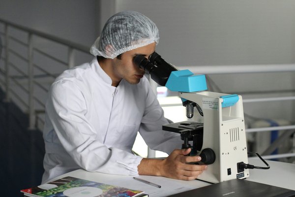Choisir le bon microscope médical : Guide complet pour professionnels et étudiants