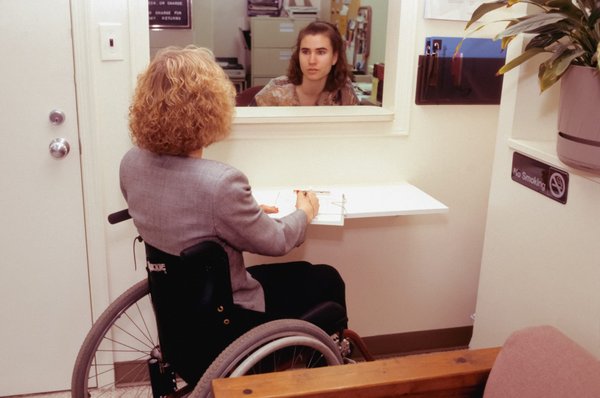 Choisir le bon fauteuil roulant pour une hospitalisation confortable