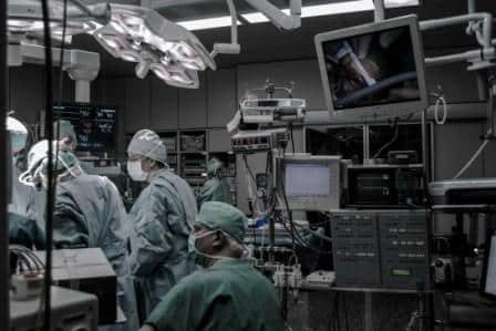 Les scalpels de précision : Une révolution dans le monde de la chirurgie moderne